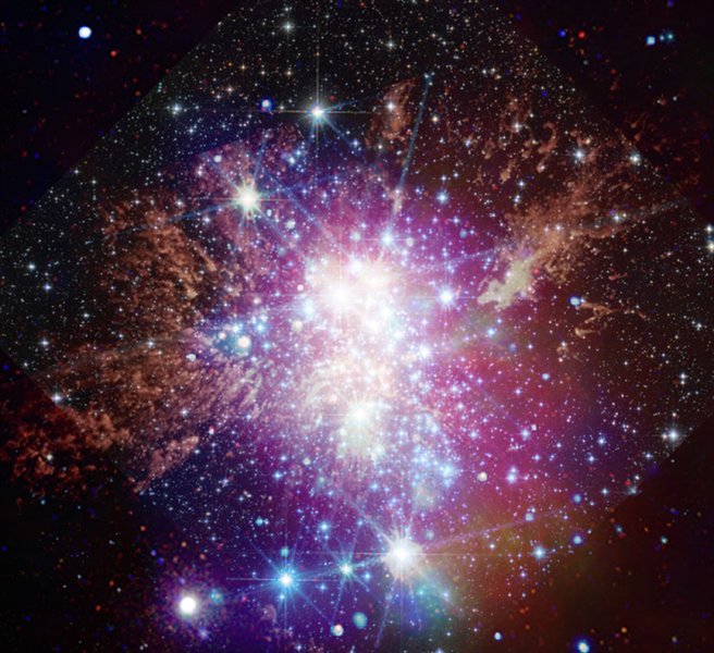Westerlund 1: Tři teleskopy odhalily dechberoucí pohled do továrny na hvězdná monstra