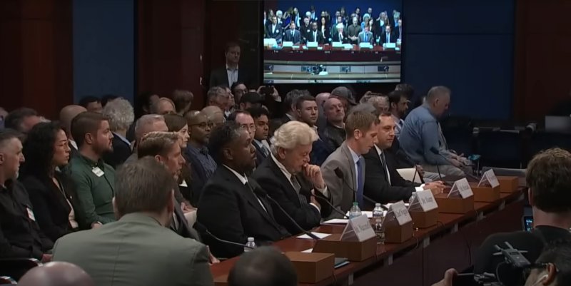 Riskovali své kariéry, aby řekli pravdu: Kdo jsou svědci, kteří v Kongresu promluvili o UFO / UAP?