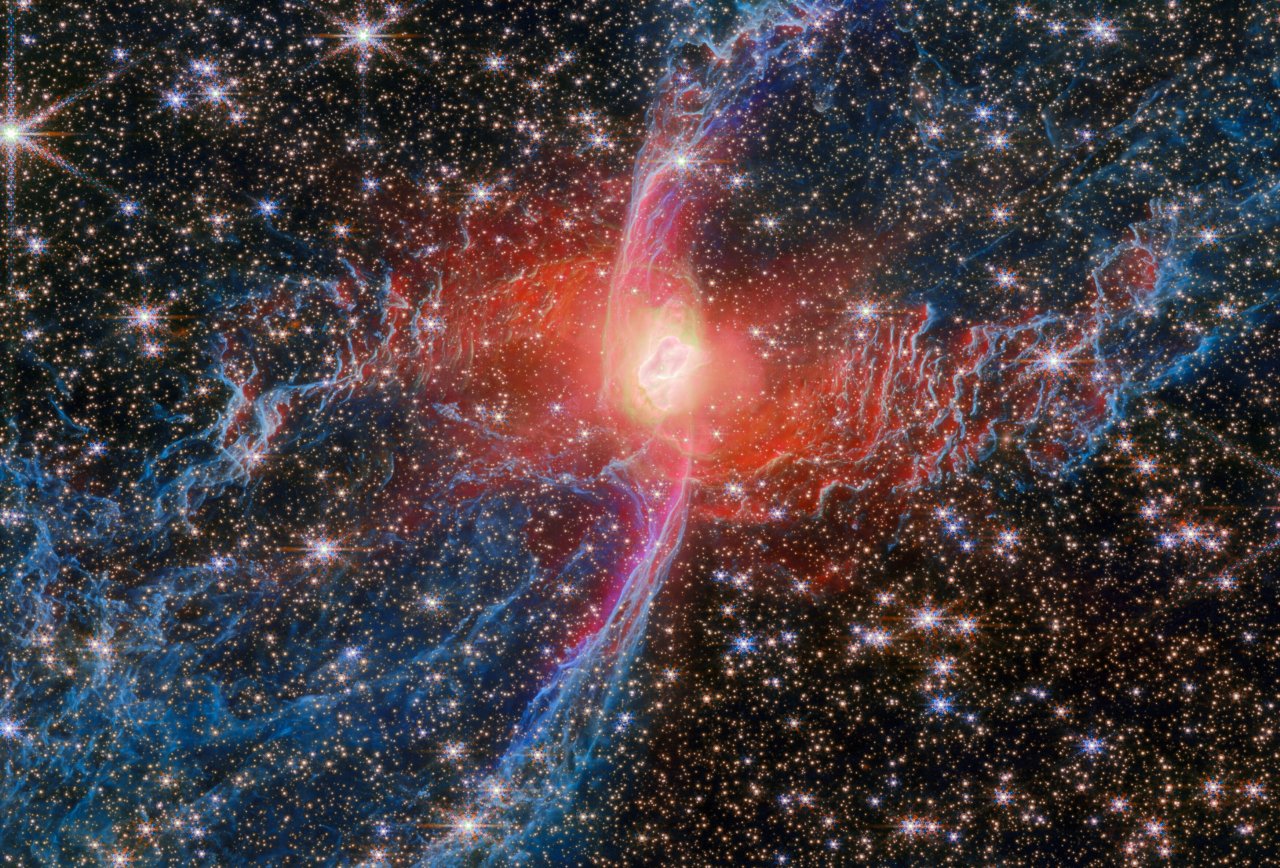 Pohlednice od Webba: Mlhovina Červený pavouk a její ohnivé srdce