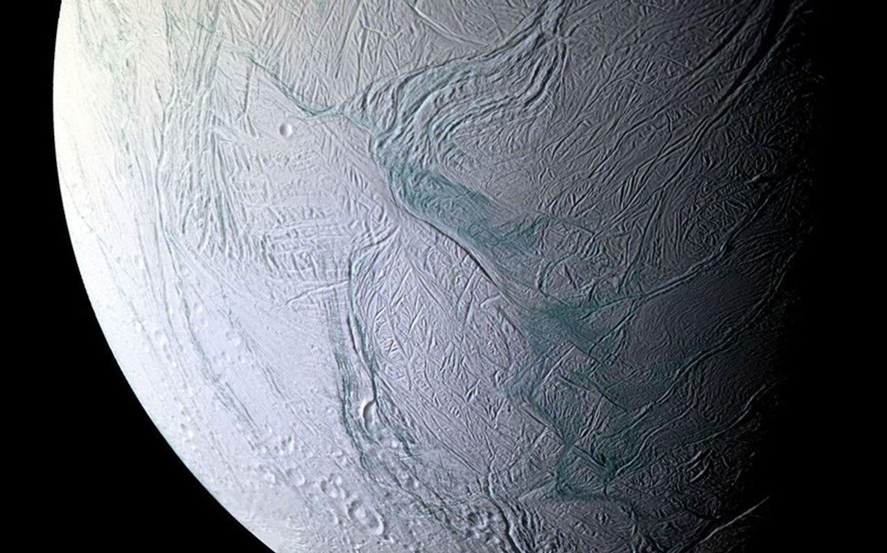 Záhada měsíce Enceladus: Ledový svět, který nám stříká důkazy o životě přímo do tváře