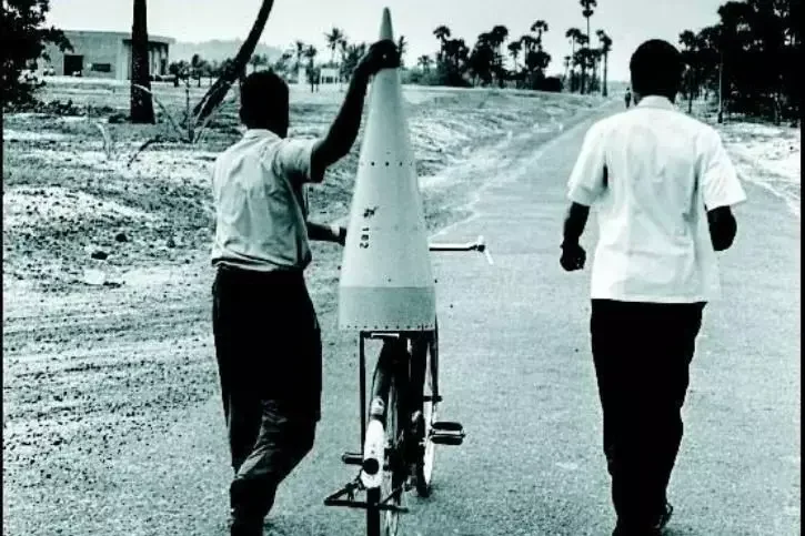 Legendární snímek z počátků indického programu: Špička rakety na nosiči kola.